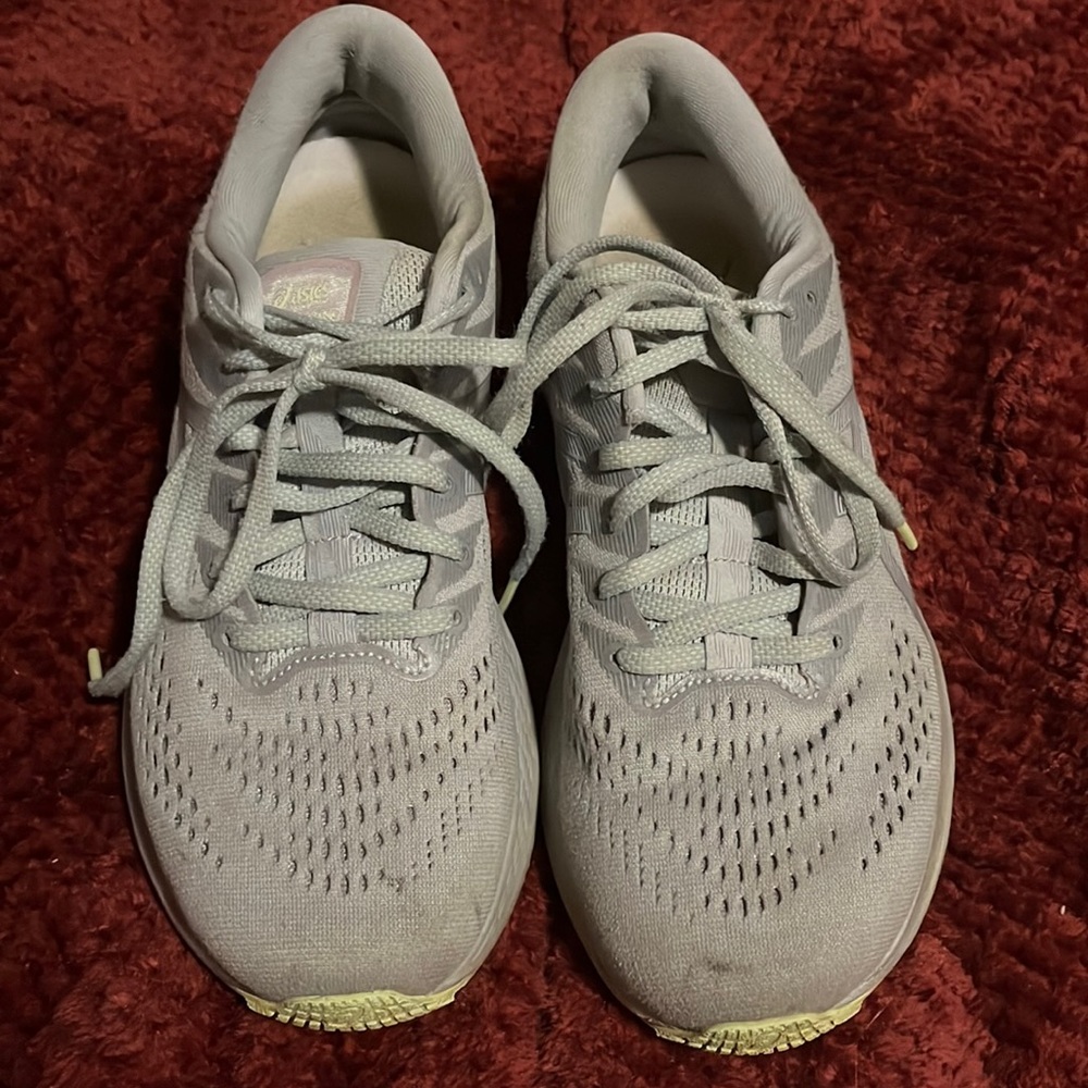 ASICS Gel Kayano 28 lightly worn , great shoes